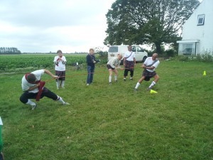 Foto van twee mensen die touwtrekken en deelnemen aan de Highland Games