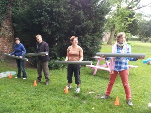 Vier personen houden elk een buis vast en spelen spel zonder grenzen