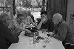 Bewoners tritsen met animatrice